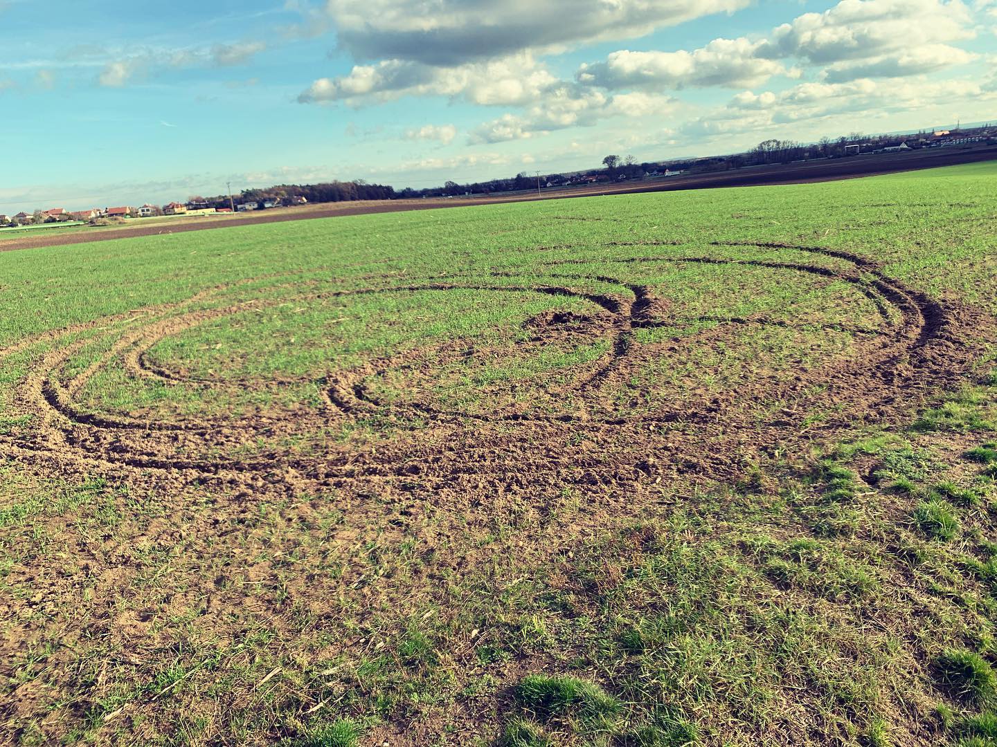 Nekupujte dětem motorová vozidla! Učte je chodit, studovat nebo nejlépe pracovat. Neznají ještě hodnotu zdrojů a lidského úsilí. Pomůžete tím jim, sobě, ale i vašemu okolí. #kruhyvobili #deti #vychova #hodnota #pole